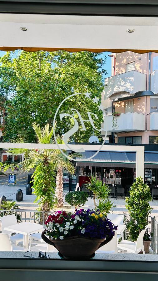 Hotel Sorriso Cattolica Exterior photo